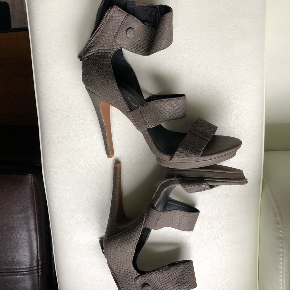 jessica simpson army green strap sandal heel